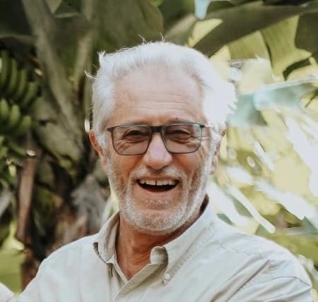 José Bernardo trabalhando na plantação de bananas na quinta Coffee Cabana