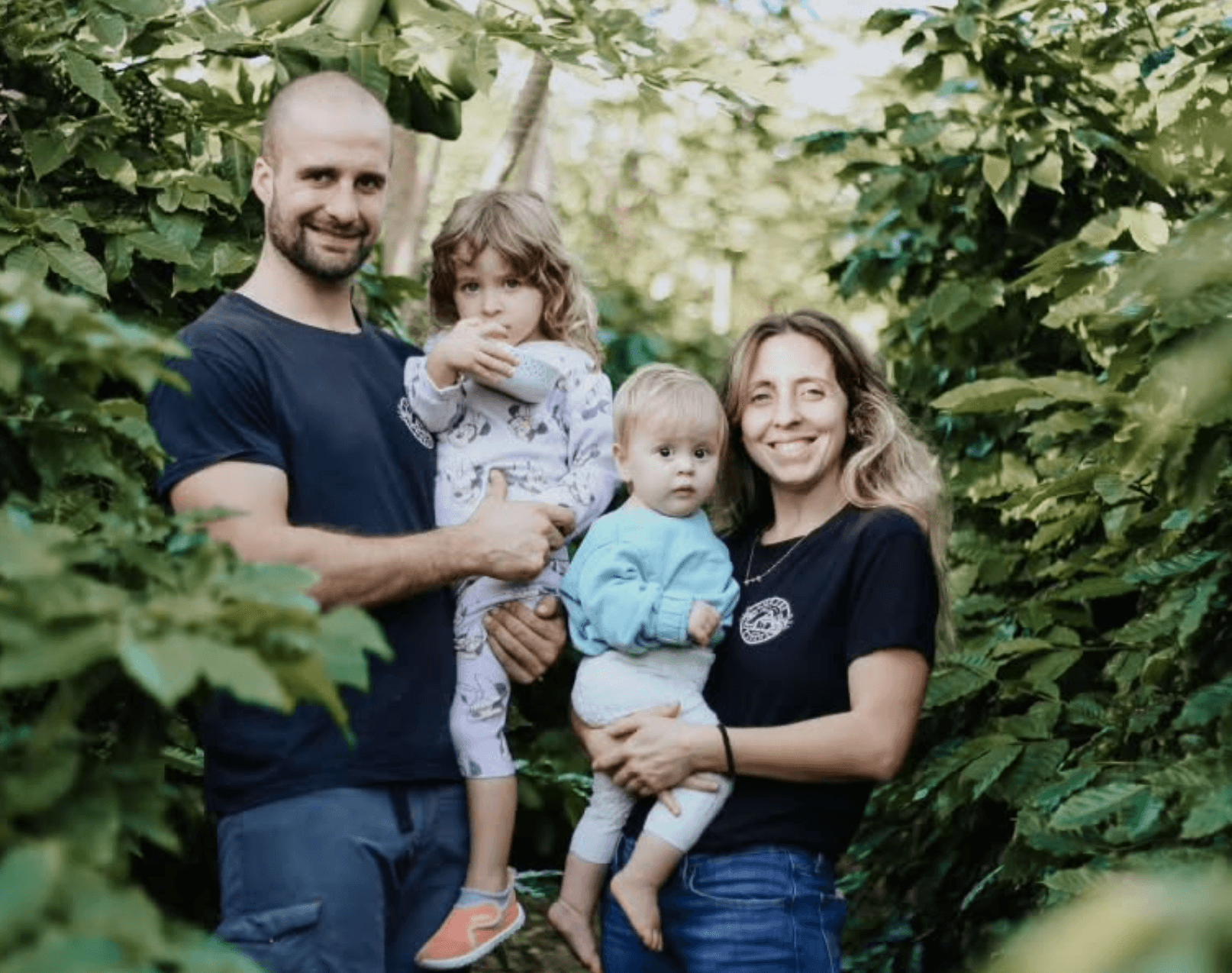 Marcel, Marta e suas duas filhas na quinta Coffee Cabana